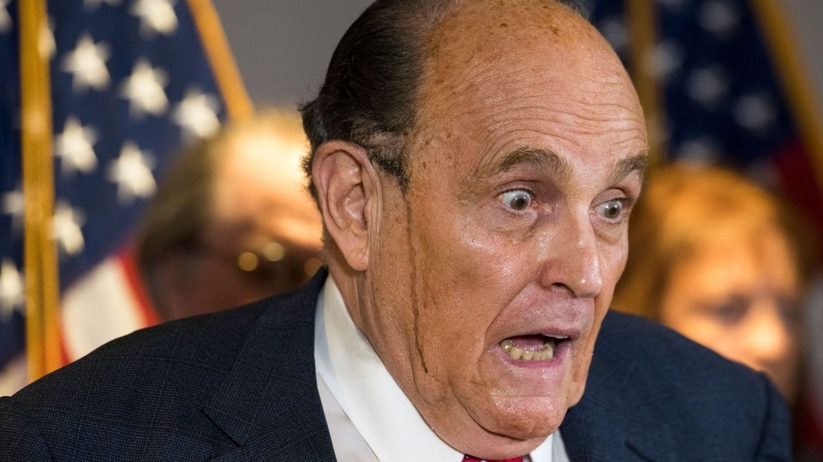 Při vysvětlování volebních podvodů se Giuliani potil, až mu z vlasů tekla barva